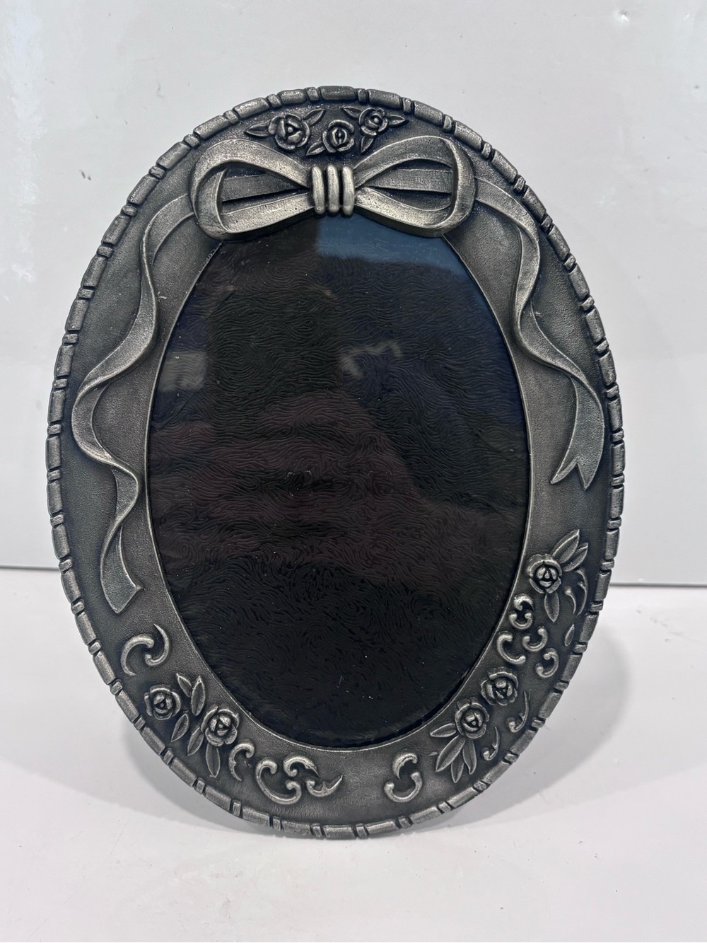 Classic Oval Decorative Photo Frame in pewter